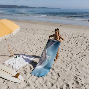 Featuring stunning aerial views of Manu Bay, Raglan’s world-famous surf break, this eco-friendly yoga mat has a suede finish and extra grip.