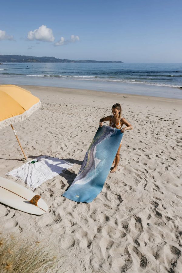 Experience the luxury of our 5mm-thick Manu Bay yoga mat. Featuring aerial photography of this iconic surf break, it offers a suede finish and extra grip.